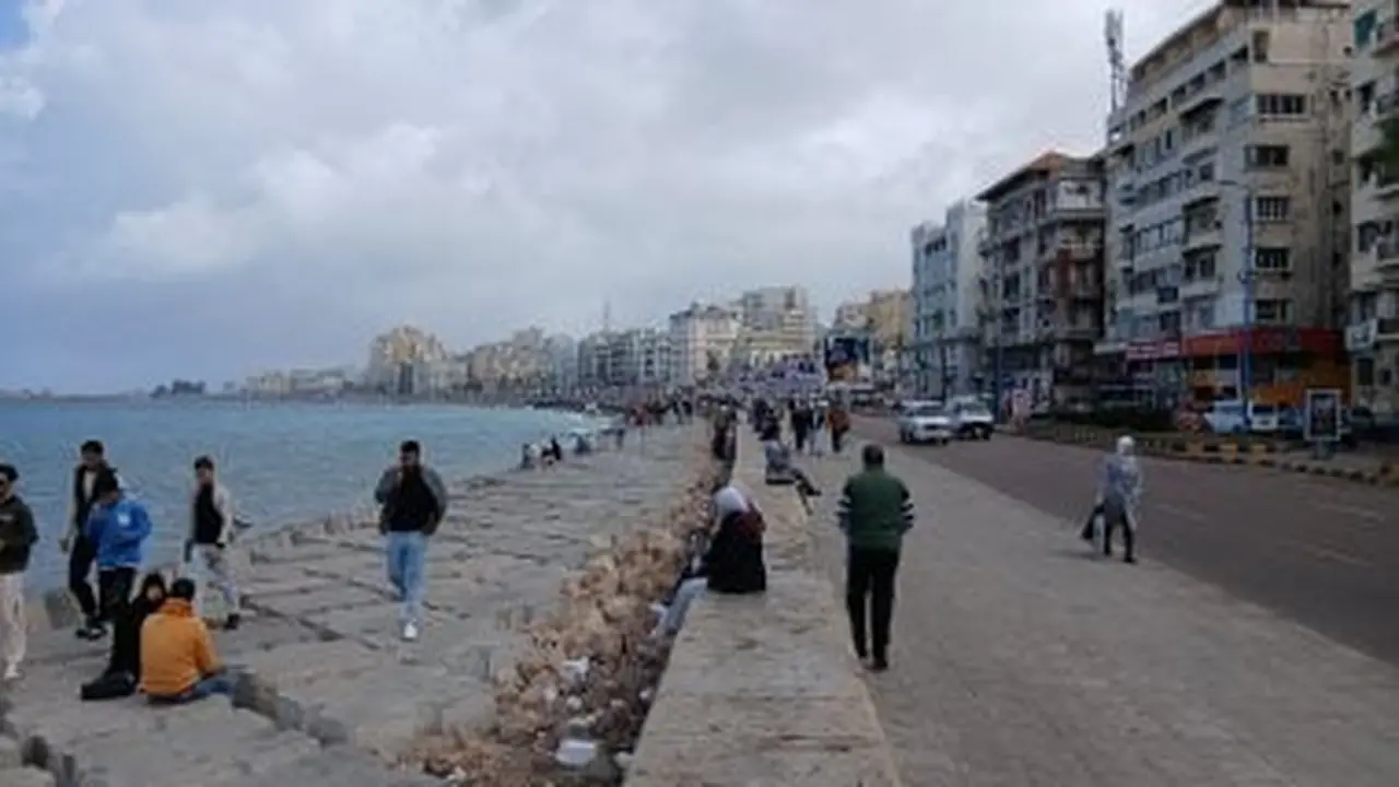 توقعات طقس السبت تشير إلى انخفاض درجات الحرارة واضطرابات جوية مرتقبة بالملاحة البحرية